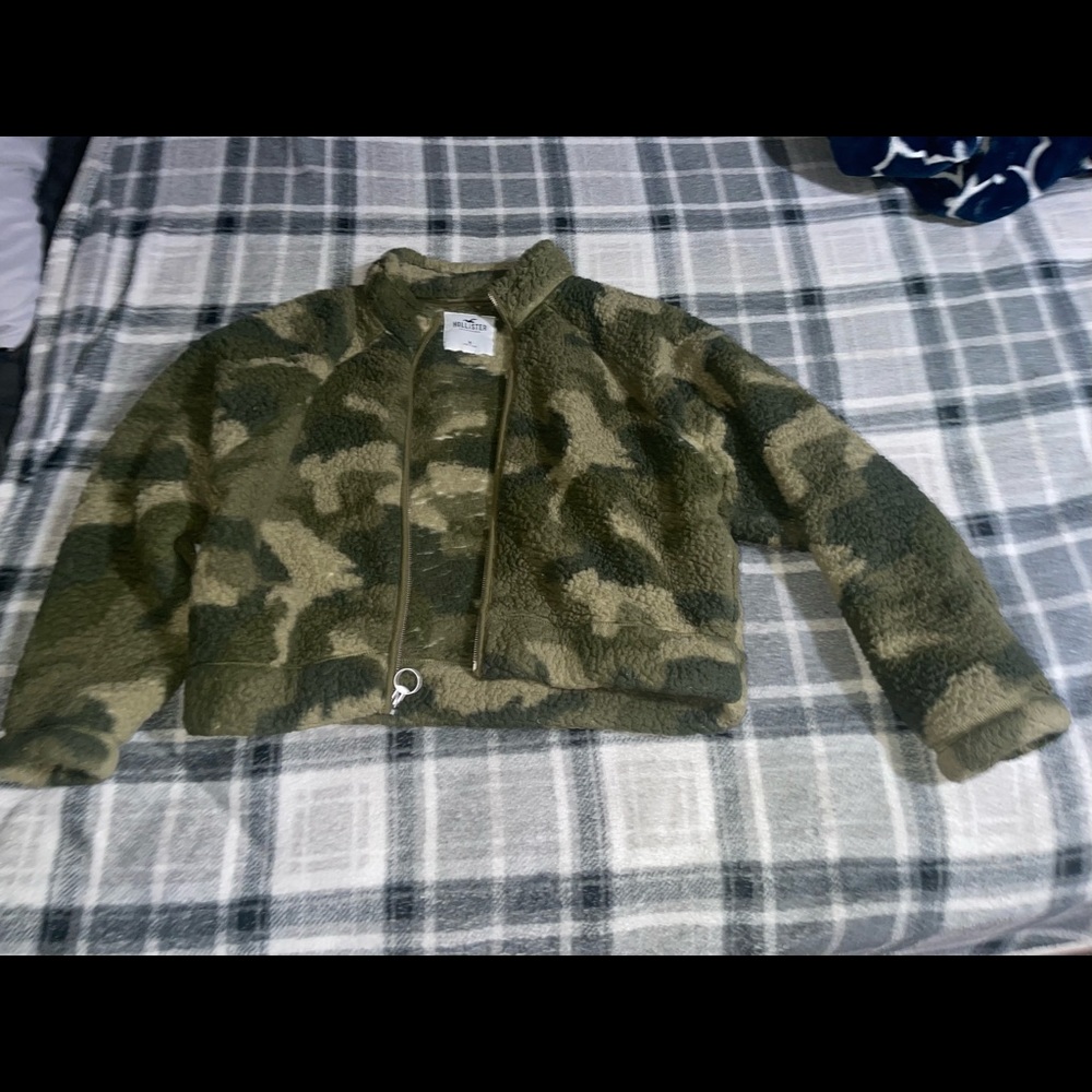 Size medium Hollister. Never worn